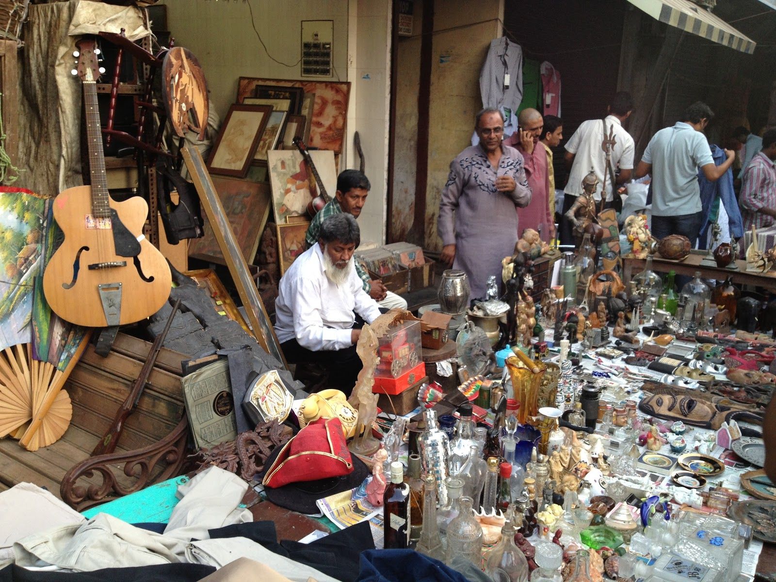 Do You Know How Mumbai's Chor Bazaar Got Its Name? If Not, Read On! - Procaffenation