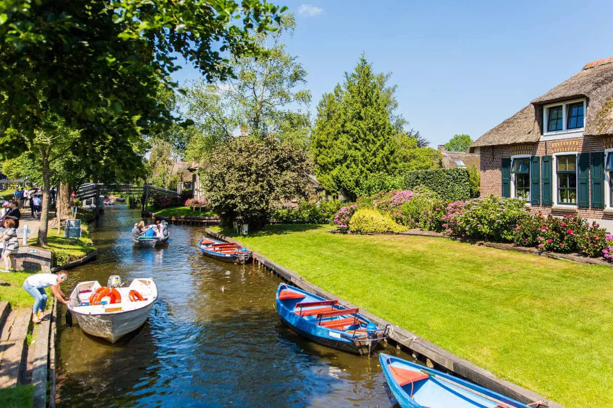 Giethoorn: A Village Without Roads That Pave the Way For A Heavenly ...